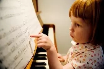 孩子适不适合学钢琴，不是看他手的长短，而是看家长有没有决心！3